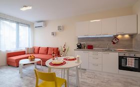 Bright & Chic Parkside Apartment