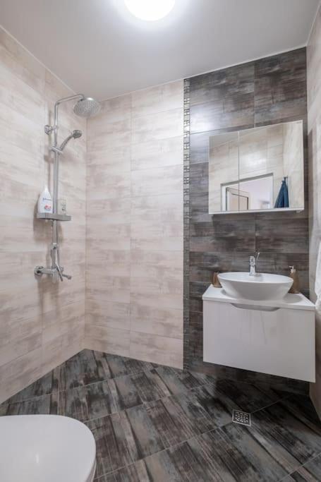 Bright & Chic Parkside Apartment София Екстериор снимка